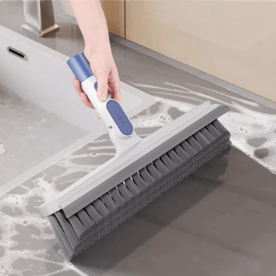 racle l'eau sale avec balai brosse carrelage
