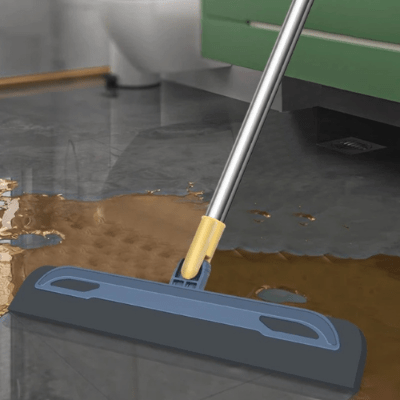 racler l'eau sale avec balais raclette