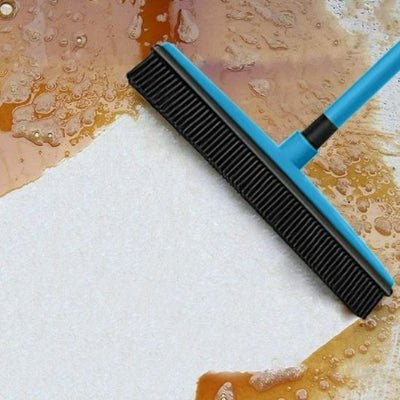 racler saleté avec balai coiffeur bleu