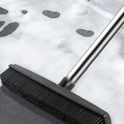 racler saleté avec balai du coiffeur