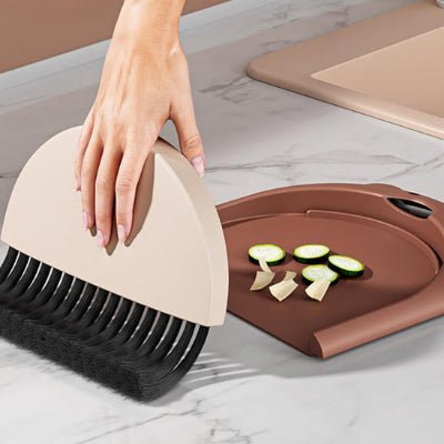 ramasse efficacement pelle et balai