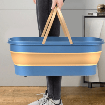 femme transporte seau lavage sol pliable sans douleur