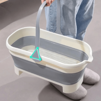 femme transporte facilement seau pour lavage sol ergonomiclean gris