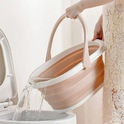 femme vide seau dans toilette sans me se mouiller